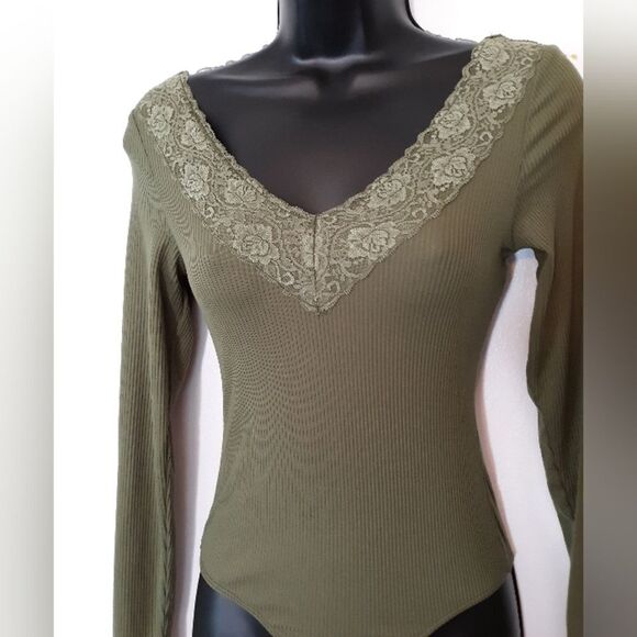 Full Circle vneck lace trim bodysuit - Picture 7 of 7